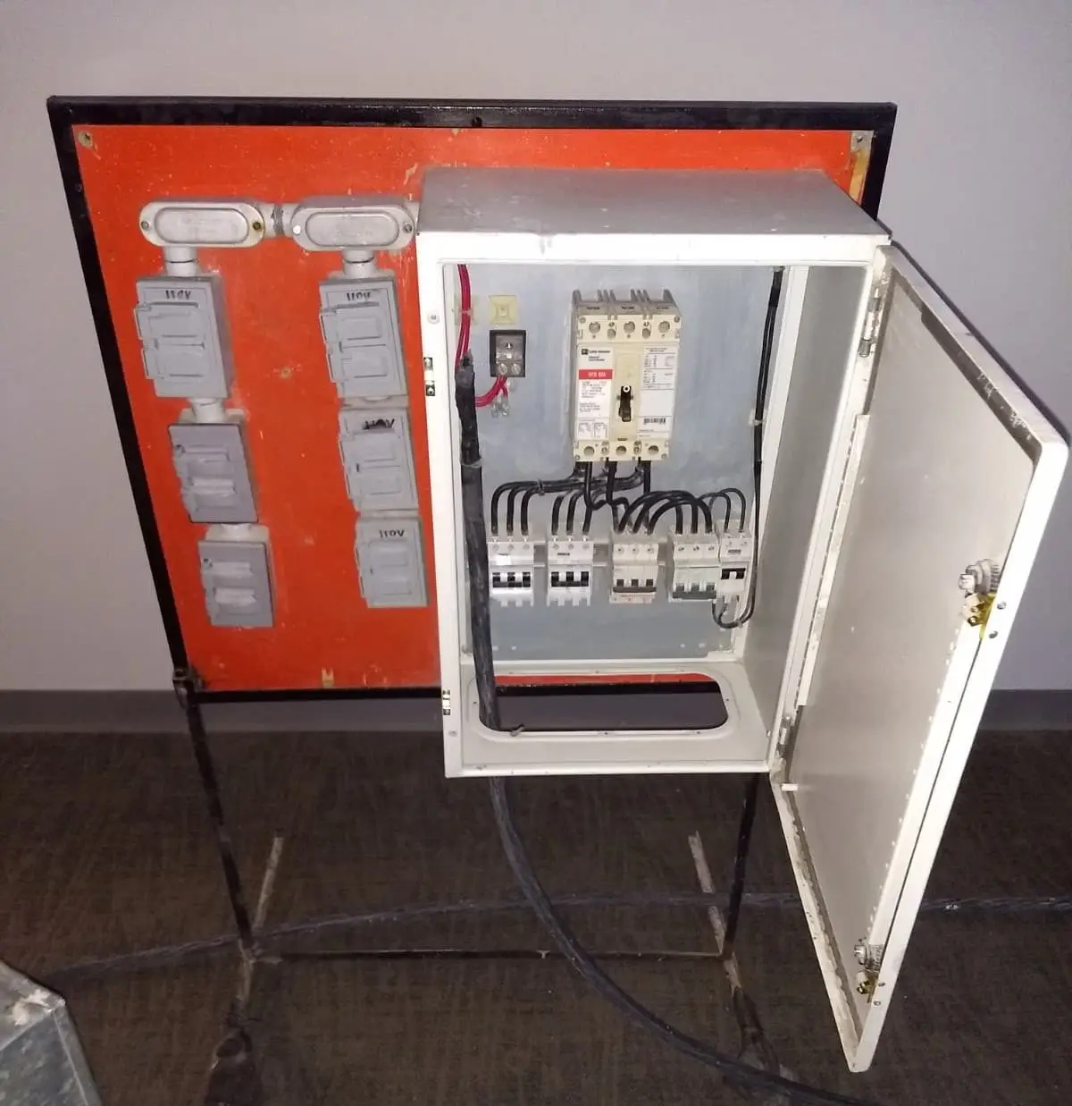 instalación eléctrica de un alimentador trifásico